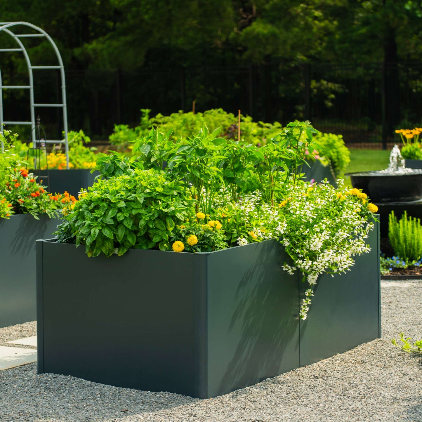 Cama de jardín elevada de metal moderna extra alta de 81 cm y 107 cm x 210 cm